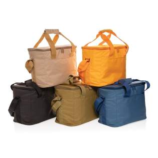 Pak je favoriete eten of drinken in deze koeltas! Deze mooie grote koeltas biedt plaats aan maximaal 20 blikjes. Met één voorvak voor extra opbergruimte. Alle hardware details zijn in dezelfde kleur als het stofmateriaal. Met de AWARE™-tracer die het... Pak je favoriete eten of drinken in deze koeltas! Deze mooie grote koeltas biedt plaats aan maximaal 20 blikjes. Met één voorvak voor extra opbergruimte. Alle hardware details zijn in dezelfde kleur als het stofmateriaal. Met de AWARE™-tracer die het...
