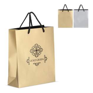 Elegante Geschenktasche Papier mit 5 mm dicken Kordeln aus recyceltem Polyester. Sie ist für ein Gewicht von bis zu 5 kg ausgelegt und hat ein luxuriöses Aussehen mit schwarzen Griffen und einer schwarzen Innenseite. Perfekt zum Überreichen von Gesch... Elegante Geschenktasche Papier mit 5 mm dicken Kordeln aus recyceltem Polyester. Sie ist für ein Gewicht von bis zu 5 kg ausgelegt und hat ein luxuriöses Aussehen mit schwarzen Griffen und einer schwarzen Innenseite. Perfekt zum Überreichen von Gesch...