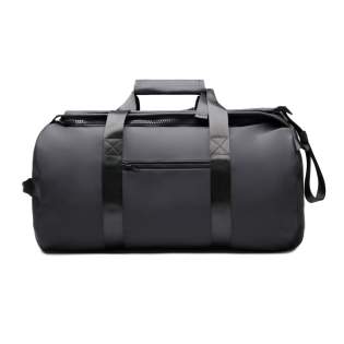 Unsere beliebte Wochenendtasche wurde mit einem neuen Design aktualisiert, das Stil und Funktionalität vereint und mehr Trageoptionen bietet. Tragen Sie sie als Rucksack, wenn Sie unterwegs sind, oder verwenden Sie die bequemen Griffe für einen klassischen Griff. Perfekt für Reisen und den täglichen Gebrauch. Das leicht zu öffnende Design bietet einen klaren Überblick und schnellen Zugriff auf Ihre Habseligkeiten. Die Tasche verfügt über zahlreiche Taschen für Ihre Wertsachen. Zertifiziert nach RCS (Recycled Claim Standard) garantiert die RCS-Zertifizierung, dass die gesamte Lieferkette der recycelten Materialien zertifiziert ist. Der Gesamtanteil an recyceltem Material basiert auf dem Gesamtgewicht des Produkts. Dieses Produkt enthält 23% RCS-zertifiziert recyceltes Polyester. Unsere beliebte Wochenendtasche wurde mit einem neuen Design aktualisiert, das Stil und Funktionalität vereint und mehr Trageoptionen bietet. Tragen Sie sie als Rucksack, wenn Sie unterwegs sind, oder verwenden Sie die bequemen Griffe für einen klassischen Griff. Perfekt für Reisen und den täglichen Gebrauch. Das leicht zu öffnende Design bietet einen klaren Überblick und schnellen Zugriff auf Ihre Habseligkeiten. Die Tasche verfügt über zahlreiche Taschen für Ihre Wertsachen. Zertifiziert nach RCS (Recycled Claim Standard) garantiert die RCS-Zertifizierung, dass die gesamte Lieferkette der recycelten Materialien zertifiziert ist. Der Gesamtanteil an recyceltem Material basiert auf dem Gesamtgewicht des Produkts. Dieses Produkt enthält 23% RCS-zertifiziert recyceltes Polyester.