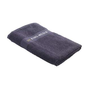 Cette serviette de bain de la marque Wooosh est composée à 50% de coton recyclé et à 50% de coton. La serviette a une boucle pratique et une bande tissée et elle est magnifiquement finie avec une bordure en coton. La douceur de l'éponge au tissage serré donne une sensation de luxe et de confort après une douche revigorante ou un bain chaud. Les fibres des 400 grammes de coton éponge absorbent très bien l'humidité et sont agréables sur la peau pendant le séchage. Ce textile de salle de bain a un look intemporel et s'intègre dans tous les intérieurs. Ce produit est certifié GRS et fabriqué avec une attention particulière portée aux personnes et à l'environnement. Cette serviette de bain de la marque Wooosh est composée à 50% de coton recyclé et à 50% de coton. La serviette a une boucle pratique et une bande tissée et elle est magnifiquement finie avec une bordure en coton. La douceur de l'éponge au tissage serré donne une sensation de luxe et de confort après une douche revigorante ou un bain chaud. Les fibres des 400 grammes de coton éponge absorbent très bien l'humidité et sont agréables sur la peau pendant le séchage. Ce textile de salle de bain a un look intemporel et s'intègre dans tous les intérieurs. Ce produit est certifié GRS et fabriqué avec une attention particulière portée aux personnes et à l'environnement.