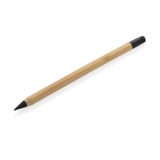 Dit infinity potlood met gum vervangt je traditionele houten potlood. Traditionele houten potloden schrijven slechts tot ongeveer 200 meter, maar dit FSC® bamboe infinity potlood heeft een schrijflengte tot ongeveer 20000 meter met een grafietpunt om een grafietlijn te produceren. Het schrijft niet alleen als een potlood, maar de markeringen kunnen ook worden gewist. Het werkt door een grafietlijn op papier achter te laten, net als een gewoon traditioneel houten potlood, maar het slijt zo langzaam dat het tot 100 traditionele houten potloden zou moeten meegaan!