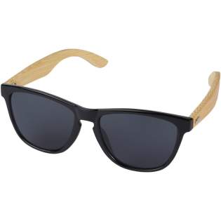 Ces lunettes de soleil plus durables sont le cadeau promotionnel idéal lors des festivals d'été, des événements ou d'autres activités extérieures par temps ensoleillé. La monture est faite de plastique lié aux océans. Les branches sont en bambou, légères et confortables. Elles sont conformes à la norme EN ISO 12312-1 et sont dotées de verres UV400 classés dans la catégorie 3, ce qui en fait le choix idéal pour une protection contre les rayons du soleil. Ces lunettes de soleil plus durables sont le cadeau promotionnel idéal lors des festivals d'été, des événements ou d'autres activités extérieures par temps ensoleillé. La monture est faite de plastique lié aux océans. Les branches sont en bambou, légères et confortables. Elles sont conformes à la norme EN ISO 12312-1 et sont dotées de verres UV400 classés dans la catégorie 3, ce qui en fait le choix idéal pour une protection contre les rayons du soleil.