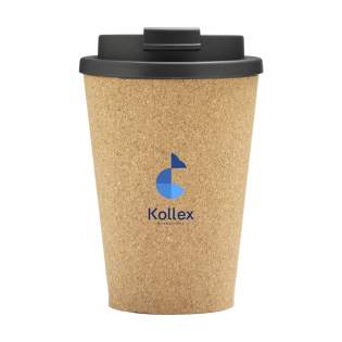WoW! Tasse à café pour emporter, naturelle et réutilisable. L'extérieur du mug est composé à 100% de liège, qui est à la fois biodégradable et renouvelable. L'intérieur de la tasse est fabriqué dans un matériau compostable appelé polylactide (PLA). Les deux sont fusionnés à l'aide d'une technique brevetée (qui n'implique pas l'utilisation de colle) pour créer une double paroi qui est non seulement durable, mais qui garde également votre boisson chaude pendant des heures. La combinaison parfaite entre design, fonctionnalité et durabilité. Capacité 350 ml.  À propos de PLA  Le polylactide, ou acide polylactique (PLA), est un polyester aliphatique thermoplastique dérivé de ressources renouvelables. Qu'est-ce que cela signifie ? Cela signifie que le PLA est un matériau biodégradable fabriqué à partir d'amidon de maïs produit par des plantes - naturel et renouvelable. L'acide lactique est produit par la fermentation de cet amidon de maïs, créant ainsi les fibres utilisées pour fabriquer le PLA. Ce processus respectueux de l'environnement transforme les ressources naturelles en un matériau durable idéal. Chaque article est fourni dans une boite individuelle en papier kraft marron.