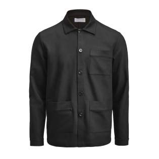 If you think a blazer is too fancy for the occasion – the Patch Pocket Overshirt is the perfect piece to wear over a shirt or t-shirt. Still well-dressed, but not as formal as a blazer. It is made of a modern stretch fabric, partly crafted from recycled materials. Three patch pockets and one inside pocket. Designed in a unisex fit If you think a blazer is too fancy for the occasion – the Patch Pocket Overshirt is the perfect piece to wear over a shirt or t-shirt. Still well-dressed, but not as formal as a blazer. It is made of a modern stretch fabric, partly crafted from recycled materials. Three patch pockets and one inside pocket. Designed in a unisex fit
