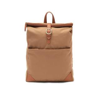 Sac à dos élégant fabriqué à partir de 39 % de polyester recyclé vérifié. Sloane est fait d'un polyester recyclé qui est tissé de manière à imiter une robuste toile sergée. Détails exclusifs en cuir végétal PU à base d'eau. Ce cuir végétal est plus doux pour l'environnement car son processus de fabrication utilise principalement de l'eau à la place de solvants agressifs. Un sac à dos classique dans un style qui plaît à beaucoup. À l'intérieur, une poche pour ordinateur portable rembourrée protège votre ordinateur contre les petits chocs. Fabriqué à partir de matériaux recyclés certifiés RCS (Recycled Claim Standard). La certification RCS garantit une chaîne d'approvisionnement entièrement certifiée des matériaux recyclés. Le contenu recyclé total est basé sur le poids total du produit.Convient aux ordinateurs d'une taille totale de 17 pouces. Veuillez noter que les dimensions de l'écran ne sont pas les mêmes que celles de l'ordinateur entier. Sac à dos élégant fabriqué à partir de 39 % de polyester recyclé vérifié. Sloane est fait d'un polyester recyclé qui est tissé de manière à imiter une robuste toile sergée. Détails exclusifs en cuir végétal PU à base d'eau. Ce cuir végétal est plus doux pour l'environnement car son processus de fabrication utilise principalement de l'eau à la place de solvants agressifs. Un sac à dos classique dans un style qui plaît à beaucoup. À l'intérieur, une poche pour ordinateur portable rembourrée protège votre ordinateur contre les petits chocs. Fabriqué à partir de matériaux recyclés certifiés RCS (Recycled Claim Standard). La certification RCS garantit une chaîne d'approvisionnement entièrement certifiée des matériaux recyclés. Le contenu recyclé total est basé sur le poids total du produit.Convient aux ordinateurs d'une taille totale de 17 pouces. Veuillez noter que les dimensions de l'écran ne sont pas les mêmes que celles de l'ordinateur entier.