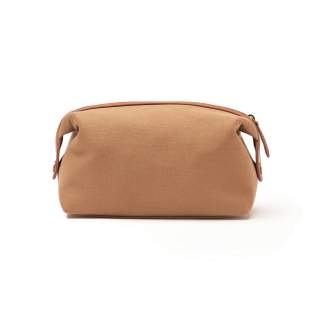 Stijlvolle toilettas van 45% gecontroleerd gerecycled polyester. Een elegante toilettas maakt dat gevoel van goed gekleed en verzorgd te reizen compleet, en zal hopelijk jarenlang uw metgezel zijn. Gemaakt van RCS (Recycled Claim Standard) gecertificeerde gerecyclede materialen. RCS-certificering garandeert een volledig gecertificeerde leveringsketen van de gerecyclede materialen. De totale gerecyclede inhoud is gebaseerd op het totale productgewicht. Stijlvolle toilettas van 45% gecontroleerd gerecycled polyester. Een elegante toilettas maakt dat gevoel van goed gekleed en verzorgd te reizen compleet, en zal hopelijk jarenlang uw metgezel zijn. Gemaakt van RCS (Recycled Claim Standard) gecertificeerde gerecyclede materialen. RCS-certificering garandeert een volledig gecertificeerde leveringsketen van de gerecyclede materialen. De totale gerecyclede inhoud is gebaseerd op het totale productgewicht.