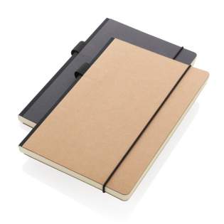 Dit FSC® deluxe notitieboek met harde kaft heeft een FSC-gecertificeerde papieren omslag met zwarte accenten, bijpassende elastische pennenlus en lint. Aan de achterkant vind je een vakje om je losse notities in op te bergen. 80 vellen/160 pagina's crème, FSC®-gecertificeerd gelinieerd papier.<br /><br />NotebookFormat: A5<br />NumberOfPages: 160<br />PaperRulingLayout: Gelinieerde pagina's