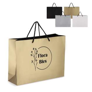 Elegante Geschenktasche aus Papier mit 5 mm dicken Kordeln aus recyceltem Polyester. Sie ist für ein Gewicht von bis zu 5 kg ausgelegt und hat ein luxuriöses Aussehen mit schwarzen Griffen und einer schwarzen Innenseite. Perfekt zum Überreichen von ... Elegante Geschenktasche aus Papier mit 5 mm dicken Kordeln aus recyceltem Polyester. Sie ist für ein Gewicht von bis zu 5 kg ausgelegt und hat ein luxuriöses Aussehen mit schwarzen Griffen und einer schwarzen Innenseite. Perfekt zum Überreichen von ...