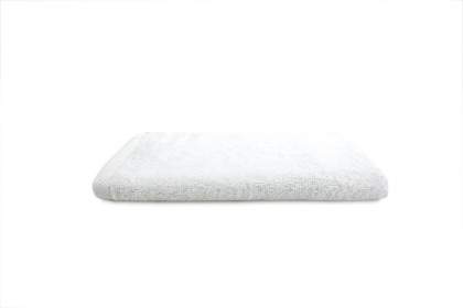 This hotel guest towel with a size of 30 x 50 cm is ideal for drying hands. The softness ensures that the guest towel is very user-friendly and thanks to the combed cotton, this guest towel dries quickly. Drying has never been so nice! The grammage of 500 gr / m2 ensures that the guest towel absorbs well and feels very soft. The hotel line of The One Towelling® is produced in such a way that it can be washed frequently, making the hotel towels extremely popular for both hotels and laundries.