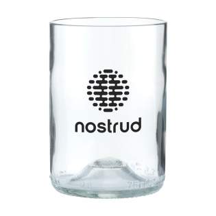 Een design drinkglas gemaakt van een geupcyclede wijnfles. Een uniek glas van het merk Rebottled®, waarin je direct de oorspronkelijke wijnfles herkent. Het glas ligt lekker in de hand en heeft een gladde afwerking. Van hoge kwaliteit en geschikt voor water, frisdrank of cocktails. Vaatwasserbestendig tot 60C°. Voor behoud van de opdruk wordt met de hand afwassen aanbevolen. Per stuk geleverd in een originele geschenkverpakking van gerecycled FSC® gecertificeerd karton. Dutch design. Made in Holland. Inhoud ca. 400 ml. Bedrukking alleen mogelijk in de kleur zwart of wit. Rebottled® upcyclet lege wijnflessen tot 100% circulaire design items. Een design drinkglas gemaakt van een geupcyclede wijnfles. Een uniek glas van het merk Rebottled®, waarin je direct de oorspronkelijke wijnfles herkent. Het glas ligt lekker in de hand en heeft een gladde afwerking. Van hoge kwaliteit en geschikt voor water, frisdrank of cocktails. Vaatwasserbestendig tot 60C°. Voor behoud van de opdruk wordt met de hand afwassen aanbevolen. Per stuk geleverd in een originele geschenkverpakking van gerecycled FSC® gecertificeerd karton. Dutch design. Made in Holland. Inhoud ca. 400 ml. Bedrukking alleen mogelijk in de kleur zwart of wit. Rebottled® upcyclet lege wijnflessen tot 100% circulaire design items.