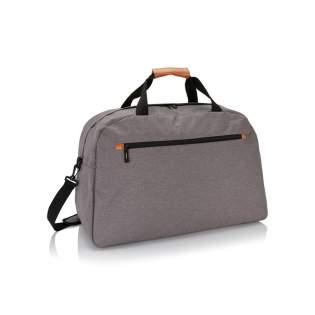 600D Polyester Reisetasche im modischen 2-Farben-Look mit braunen Details an Griffen und Reißverschlüssen. PVC-frei.<br /><br />PVC free: true