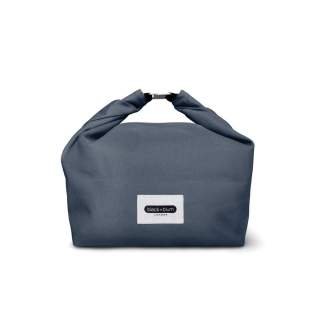 Deze lunch bag is gemaakt van gerecycled PET (zoals plastic flessen) en heeft voldoende capaciteit om al je eten en drinken mee te nemen, zoals een lunchbox, waterfles, fruit en snacks. De afgedichte constructie houdt de inhoud koel; het is ook waterafstotend en gemakkelijk schoon te vegen. Je kunt hem zelfs aan je fiets of een andere tas vastmaken, zodat je hem gemakkelijk mee kunt nemen. Deze lunch bag is gemaakt van gerecycled PET (zoals plastic flessen) en heeft voldoende capaciteit om al je eten en drinken mee te nemen, zoals een lunchbox, waterfles, fruit en snacks. De afgedichte constructie houdt de inhoud koel; het is ook waterafstotend en gemakkelijk schoon te vegen. Je kunt hem zelfs aan je fiets of een andere tas vastmaken, zodat je hem gemakkelijk mee kunt nemen.