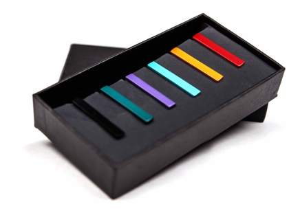 We made a selection of 6 colorful tie bars, to complete your smart look.<br />These colorful accessories not only ensure that you look stylish, but it also makes sure that your tie stays in place. Lift the tie up a tad above the bar, and it ensures an elegant tie draping.