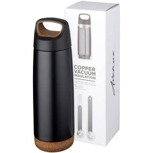 Design sous vide en acier inoxydable à double paroi résistante avec isolation en cuivre, ce qui permet à votre boisson de rester froide pendant 48 h et chaude pendant au moins 12 h. Le design empêche également la formation de condensation à l’extérieur de la bouteille. Couvercle à visser avec détails en liège et fond antidérapant. Capacité de 600ml. Présentée dans une boite cadeau Avenue. Design sous vide en acier inoxydable à double paroi résistante avec isolation en cuivre, ce qui permet à votre boisson de rester froide pendant 48 h et chaude pendant au moins 12 h. Le design empêche également la formation de condensation à l’extérieur de la bouteille. Couvercle à visser avec détails en liège et fond antidérapant. Capacité de 600ml. Présentée dans une boite cadeau Avenue.