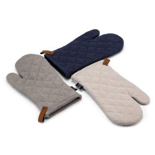 Le gant pour grillades de Kosta Linnewäfveri est en pur coton. Le gant matelassé protège la main lors de la cuisson ou de la pâtisserie. Il comprend un détail élégant en cuir PU pour suspendre le gant. Le gant pour grillades de Kosta Linnewäfveri est en pur coton. Le gant matelassé protège la main lors de la cuisson ou de la pâtisserie. Il comprend un détail élégant en cuir PU pour suspendre le gant.
