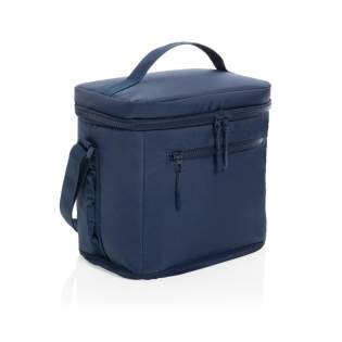 Le sac isotherme Sonny en rPET Aware™ est le mélange parfait de la fonction et du style, ce qui le rend idéal pour toute aventure en plein air. Fabriqué en matériau 100 % rPET avec une doublure PEVA, ce sac isotherme est conçu pour garder vos aliments et boissons au frais. Il est doté d'une solide poignée en sangle sur le dessus et d'une bandoulière réglable de 110 cm pour faciliter le transport. Le côté gauche est équipé de boucles en sangle pour attacher de petits accessoires, tandis que le côté droit comprend un porte-boisson pratique en filet. Doté d'une poche frontale zippée et d'un compartiment principal spacieux doublé de PEVA gris argenté, ce sac isotherme garantit que vos objets essentiels restent organisés et au frais. Les fermetures à zip, les poches et les tirettes sont rehaussées de couleurs complémentaires pour plus de style. Fabriqué en polyester recyclé avec le traceur AWARE™. 2 % des recettes de chaque produit vendu avec AWARE™ seront reversés à Water.org. Sans PVC.<br /><br />PVC free: true Le sac isotherme Sonny en rPET Aware™ est le mélange parfait de la fonction et du style, ce qui le rend idéal pour toute aventure en plein air. Fabriqué en matériau 100 % rPET avec une doublure PEVA, ce sac isotherme est conçu pour garder vos aliments et boissons au frais. Il est doté d'une solide poignée en sangle sur le dessus et d'une bandoulière réglable de 110 cm pour faciliter le transport. Le côté gauche est équipé de boucles en sangle pour attacher de petits accessoires, tandis que le côté droit comprend un porte-boisson pratique en filet. Doté d'une poche frontale zippée et d'un compartiment principal spacieux doublé de PEVA gris argenté, ce sac isotherme garantit que vos objets essentiels restent organisés et au frais. Les fermetures à zip, les poches et les tirettes sont rehaussées de couleurs complémentaires pour plus de style. Fabriqué en polyester recyclé avec le traceur AWARE™. 2 % des recettes de chaque produit vendu avec AWARE™ seront reversés à Water.org. Sans PVC.<br /><br />PVC free: true