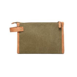 Trousse de toilette élégante et fonctionnelle fabriquée avec 54% de matériaux recyclés. À l’intérieur, des compartiments de rangement pratiques et variés permettent d'organiser vos produits de manière ordonnée : un accessoire idéal pour voyager. Ce modèle épuré et polyvalent peut facilement se glisser dans votre sac principal. Une solution simple et efficace pour emporter vos indispensables de voyage. Fabriqué avec des matériaux recyclés certifiés GRS. La certification GRS garantit une chaîne d'approvisionnement entièrement certifiée pour les matériaux recyclés. Contenu recyclé sur la base du poids total de l'article. Trousse de toilette élégante et fonctionnelle fabriquée avec 54% de matériaux recyclés. À l’intérieur, des compartiments de rangement pratiques et variés permettent d'organiser vos produits de manière ordonnée : un accessoire idéal pour voyager. Ce modèle épuré et polyvalent peut facilement se glisser dans votre sac principal. Une solution simple et efficace pour emporter vos indispensables de voyage. Fabriqué avec des matériaux recyclés certifiés GRS. La certification GRS garantit une chaîne d'approvisionnement entièrement certifiée pour les matériaux recyclés. Contenu recyclé sur la base du poids total de l'article.