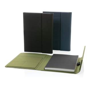 Carnet A5 en rPET Aware™. Le carnet contient 64 feuilles/128 feuilles de papier ligné 80gm/s de couleur crème. À l'intérieur, vous trouverez 1 grande pochette, 2 emplacements pour cartes et un passant stylo. Fermeture magnétique. Avec le traceur AWAR... Carnet A5 en rPET Aware™. Le carnet contient 64 feuilles/128 feuilles de papier ligné 80gm/s de couleur crème. À l'intérieur, vous trouverez 1 grande pochette, 2 emplacements pour cartes et un passant stylo. Fermeture magnétique. Avec le traceur AWAR...