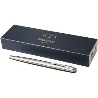 De Jotter vulpen is een moderne interpretatie van de originele icoon. Met roestvrijstalen penpunt, chroomgekleurde huls, gepolijste roestvrijstalen dop en pijlklem. Geleverd in een Parker geschenkverpakking. De Jotter vulpen is een moderne interpretatie van de originele icoon. Met roestvrijstalen penpunt, chroomgekleurde huls, gepolijste roestvrijstalen dop en pijlklem. Geleverd in een Parker geschenkverpakking.