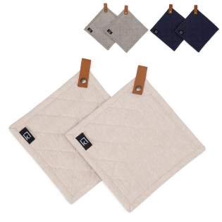 Porte-casseroles en lot de 2 avec une boucle pour les suspendre, fabriqué en pur coton marqué Oeko-Tex, un textile sûr. Les cache-pots sont matelassés, rembourrés et dotés d'un joli détail en cuir PU pour les suspendre. Porte-casseroles en lot de 2 avec une boucle pour les suspendre, fabriqué en pur coton marqué Oeko-Tex, un textile sûr. Les cache-pots sont matelassés, rembourrés et dotés d'un joli détail en cuir PU pour les suspendre.