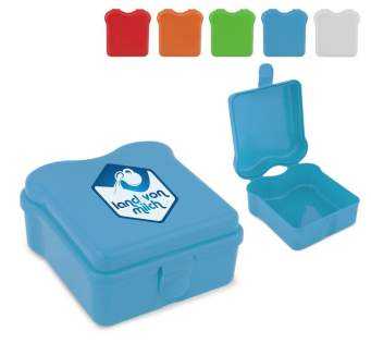 Lunchbox in de vorm van een boterham. De broodtrommel is gemaakt uit één deel. Met een clip aan de voorkant voor het afsluiten van de lunchbox. Geproduceerd in Duitsland. Lunchbox in de vorm van een boterham. De broodtrommel is gemaakt uit één deel. Met een clip aan de voorkant voor het afsluiten van de lunchbox. Geproduceerd in Duitsland.