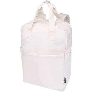 Der recycelte Trip Aware™ Laptop-Rucksack ist ein kompakter, leichter Begleiter für strukturierte Reisen und den Alltag. Hergestellt aus strapazierfähigem 290D-Twill-Polyester mit weicher gestrickter Rückseite und RPET 210D/PU Kunststoff-Futter, vereint er Funktionalität mit einem klaren, praktischen Design. Zwei Seitentaschen für Flaschen, Tragegriffe und gepolsterte Schulterriemen sorgen für Komfort. Die Fronttasche mit Reißverschluss bietet Platz für einen Reisepass, Stifte und ein Schlüsselband. Im Hauptfach ist Platz für ein Notebook oder Tablet. Ein separates 14" Laptopfach und ein Trolleyband machen ihn ideal für unterwegs. Jeder Artikel wird außerdem mit einem Aware™ Tracer geliefert. Diese innovative Funktion ermöglicht es den Nutzern, die Herkunft und den Weg ihres Artikels mithilfe eines QR-Codes nachzuvollziehen, wodurch die Transparenz der Lieferkette erhöht und eine stärkere Verbindung zwischen dem Produkt und seinem Herstellungsprozess fördert. Fassungsvermögen: 9 Liter.