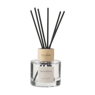 Dieser dekorative Parfümflakon aus Glas mit Holzakzent der Marke Wooosh ist mit einem herrlich duftenden Parfümöl „Fine Oudh“ gefüllt. Werden die Stäbchen in dem Parfümflakon platziert, saugen sie das Parfüm auf, sodass das Öl nach und nach verdunstet. Die Luft füllt sich mit einem süßen, holzigen, rauchigen und geheimnisvollem Duft. Oudh ist eine faszinierende und sehr kostbare Holzart. In der arabischen und japanischen Kultur nimmt Oudh einen besonderen Stellenwert ein – sowohl bei Ritualen als auch im spirituellen Sinne. Der Duft wird mit Verführung, aber auch mit Trost und Schutz assoziiert. Die Intensität des Dufts lässt sich steuern, indem man mehr oder weniger Stäbchen im Flacon platziert. Dieser Flacon enthält 75 ml Parfümöl und wird mit 6 Mini-Stäbchen und einer Gebrauchsanweisung geliefert. Pro Stück in einer luxuriösen Wooosh-Geschenkbox. Dieser dekorative Parfümflakon aus Glas mit Holzakzent der Marke Wooosh ist mit einem herrlich duftenden Parfümöl „Fine Oudh“ gefüllt. Werden die Stäbchen in dem Parfümflakon platziert, saugen sie das Parfüm auf, sodass das Öl nach und nach verdunstet. Die Luft füllt sich mit einem süßen, holzigen, rauchigen und geheimnisvollem Duft. Oudh ist eine faszinierende und sehr kostbare Holzart. In der arabischen und japanischen Kultur nimmt Oudh einen besonderen Stellenwert ein – sowohl bei Ritualen als auch im spirituellen Sinne. Der Duft wird mit Verführung, aber auch mit Trost und Schutz assoziiert. Die Intensität des Dufts lässt sich steuern, indem man mehr oder weniger Stäbchen im Flacon platziert. Dieser Flacon enthält 75 ml Parfümöl und wird mit 6 Mini-Stäbchen und einer Gebrauchsanweisung geliefert. Pro Stück in einer luxuriösen Wooosh-Geschenkbox.