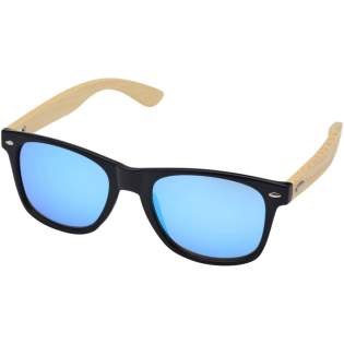 Stylische Sonnenbrille mit farbigen Gläsern und Bambusbügeln. Die UV-400-Gläser schützen vor schädlichen ultravioletten Strahlen. Erfüllt die europäische Sicherheitsnorm EN12312-1. Stylische Sonnenbrille mit farbigen Gläsern und Bambusbügeln. Die UV-400-Gläser schützen vor schädlichen ultravioletten Strahlen. Erfüllt die europäische Sicherheitsnorm EN12312-1.