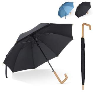 Parapluie bâton en R-PET avec une poignée en crochet en bois au design emblématique. Grâce au cadre en fibre de verre, le parapluie est résistant aux tempêtes. Les embouts sont en bambou et la tige est en métal pour un meilleur recyclage et le matéri... Parapluie bâton en R-PET avec une poignée en crochet en bois au design emblématique. Grâce au cadre en fibre de verre, le parapluie est résistant aux tempêtes. Les embouts sont en bambou et la tige est en métal pour un meilleur recyclage et le matéri...