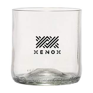 Ein Design Trinkglas hergestellt aus einer recycelten Weinflasche. Ein einzigartiges Glas der Marke Rebottled®, in dem man die Original-Weinflasche sofort erkennt. Das Glas liegt gut in der Hand und hat eine glatte Oberfläche. Von hoher Qualität und geeignet für Wasser, Softdrinks oder Wein. Spülmaschinengeeignet bis 60°C. Um den Aufdruck zu erhalten, wird Waschen von Hand empfohlen. Pro Stück in einer originellen Geschenkbox aus recyceltem FSC®-zertifiziertem Karton geliefert. Niederländisches Design. Made in Holland. Fassungsvermögen ca. 250 ml. Aufdruck nur in schwarz oder weiß möglich. Rebottled® ist eine Marke, die leere Weinflaschen zu 100% kreisförmige Designobjekte upcycelt. Ein Design Trinkglas hergestellt aus einer recycelten Weinflasche. Ein einzigartiges Glas der Marke Rebottled®, in dem man die Original-Weinflasche sofort erkennt. Das Glas liegt gut in der Hand und hat eine glatte Oberfläche. Von hoher Qualität und geeignet für Wasser, Softdrinks oder Wein. Spülmaschinengeeignet bis 60°C. Um den Aufdruck zu erhalten, wird Waschen von Hand empfohlen. Pro Stück in einer originellen Geschenkbox aus recyceltem FSC®-zertifiziertem Karton geliefert. Niederländisches Design. Made in Holland. Fassungsvermögen ca. 250 ml. Aufdruck nur in schwarz oder weiß möglich. Rebottled® ist eine Marke, die leere Weinflaschen zu 100% kreisförmige Designobjekte upcycelt.
