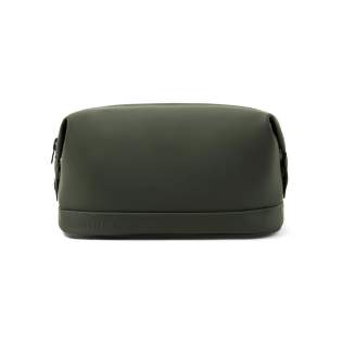 Une trousse de toilette non seulement pratique et flexible, mais aussi minimaliste avec un design moderne. La trousse est fabriquée dans un matériau hydrofuge, de sorte que vous n'avez pas à vous soucier de son contenu. Le sac se ferme à l'aide d'une fermeture éclair et est parfait pour les voyages. Fabriqué en PU, ce qui lui confère des propriétés hydrofuges. Une trousse de toilette non seulement pratique et flexible, mais aussi minimaliste avec un design moderne. La trousse est fabriquée dans un matériau hydrofuge, de sorte que vous n'avez pas à vous soucier de son contenu. Le sac se ferme à l'aide d'une fermeture éclair et est parfait pour les voyages. Fabriqué en PU, ce qui lui confère des propriétés hydrofuges.