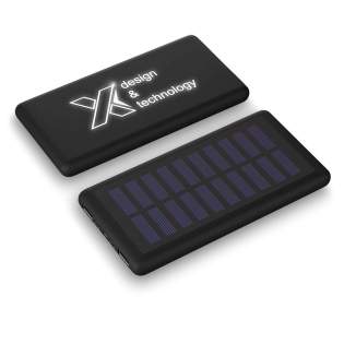 8000 mAh Solar-Powerbank mit leuchtendem Logo und einem 3-in-1 recycelten PET-Kabel (Typ-C, Android, iPhone). Das Solarpanel ist aus monokristallinem Material gefertigt. Die Powerbank kann auch mit dem mitgelieferten Kabel aufgeladen werden. Sie leuchtet 30 Sekunden lang auf, wenn sie berührt wird, oder wenn sie aufgeladen wird. Kapazität: 8000 mAh. Eingang: 5V / 1A USB. Ausgang: 5V / 2A. Solarladezeit / Kunstlicht: 240 mAh / Stunde (ca. 27 Stunden für eine volle Ladung). Größe: 153 × 76 × 13,5 mm. Wird mit einer Geschenkbox aus Recyclingpapier geliefert. 8000 mAh Solar-Powerbank mit leuchtendem Logo und einem 3-in-1 recycelten PET-Kabel (Typ-C, Android, iPhone). Das Solarpanel ist aus monokristallinem Material gefertigt. Die Powerbank kann auch mit dem mitgelieferten Kabel aufgeladen werden. Sie leuchtet 30 Sekunden lang auf, wenn sie berührt wird, oder wenn sie aufgeladen wird. Kapazität: 8000 mAh. Eingang: 5V / 1A USB. Ausgang: 5V / 2A. Solarladezeit / Kunstlicht: 240 mAh / Stunde (ca. 27 Stunden für eine volle Ladung). Größe: 153 × 76 × 13,5 mm. Wird mit einer Geschenkbox aus Recyclingpapier geliefert.