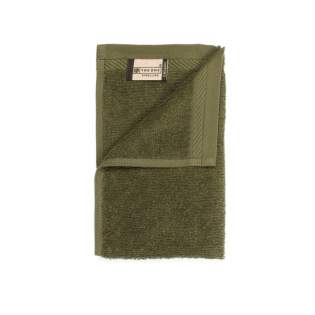 Guest towel made of organic cotton with a size of 30 x 50 cm is ideal for use in the bathroom, toilet room and kitchen for drying your hands. The softness ensures that the guest towel is very user-friendly and thanks to the 100% organic combed cotton, this guest towel dries quickly. Drying has never been so nice! The grammage of 550 gr/m2 ensures that the guest towel absorbs well and feels very soft. This item from The One Towelling® brand is inspired by the beautiful colors of Cuba. Make your choice from 8 colors now!