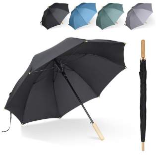 Parapluie bâton en R-PET avec un manche en bois au design emblématique. Grâce à sa monture en fibre de verre, ce parapluie à une excellente résistante aux vents. Ces embouts sont en bambou et son manche est en métal pour un meilleur recyclage. L'aspe... Parapluie bâton en R-PET avec un manche en bois au design emblématique. Grâce à sa monture en fibre de verre, ce parapluie à une excellente résistante aux vents. Ces embouts sont en bambou et son manche est en métal pour un meilleur recyclage. L'aspe...