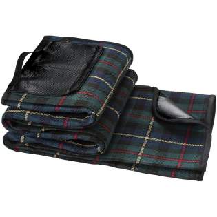 Classic blanket with tartan pattern. The backing protects against water and dirt. The handle makes it easy to carry this blanket. Blanket size is 145 x 130 cm.