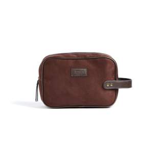 Sac de lavage classique, mais moderne, en imitation daim avec des détails en cuir PU. Ce sac vous permet de ranger facilement vos articles d'hygiène avec style, à la maison comme en voyage. Le sac a une taille pratique et est facile à porter, grâce à une sangle avec des détails en laiton sur le côté court. Sac de lavage classique, mais moderne, en imitation daim avec des détails en cuir PU. Ce sac vous permet de ranger facilement vos articles d'hygiène avec style, à la maison comme en voyage. Le sac a une taille pratique et est facile à porter, grâce à une sangle avec des détails en laiton sur le côté court.