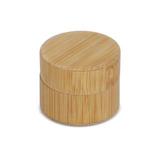 Baume à lèvres dans un contenant cylindrique rond en bambou. Il offre un soin hydratant dans un design respectueux de l'environnement. Baume à lèvres dans un contenant cylindrique rond en bambou. Il offre un soin hydratant dans un design respectueux de l'environnement.