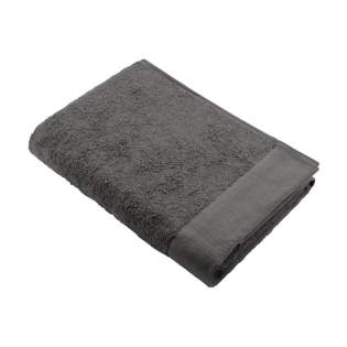 Serviette de bain élégante de la marque Walra. Fabriquée à partir de 70% coton recyclé et de 30% de coton (550 g/m²). Cette serviette de bain a une structure fine, un bord élégant et une boucle de suspension pratique. Merveilleusement douce et absorbante. Ce produit est certifié Oeko-tex et GRS. La production de ces textiles de salle de bain permet d'économiser beaucoup d'eau et de réduire les émissions de CO2 tout comme l'énergie grâce à la réutilisation des matériaux. Ceci est confirmé par le label de qualité indépendant REMO. Serviette de bain élégante de la marque Walra. Fabriquée à partir de 70% coton recyclé et de 30% de coton (550 g/m²). Cette serviette de bain a une structure fine, un bord élégant et une boucle de suspension pratique. Merveilleusement douce et absorbante. Ce produit est certifié Oeko-tex et GRS. La production de ces textiles de salle de bain permet d'économiser beaucoup d'eau et de réduire les émissions de CO2 tout comme l'énergie grâce à la réutilisation des matériaux. Ceci est confirmé par le label de qualité indépendant REMO.