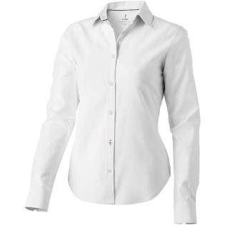 The Vaillant long sleeve women's oxford shirt – a timeless style with exceptional quality. Made from high-quality cotton, the classic oxford weave gives the shirt a refined texture, adding depth and character to its overall appearance. With its button-down collar it effortlessly transitions from formal to casual occasions. Adding a touch of elegance, the second buttonhole from the bottom is adorned with striking orange stitching. This shirt is designed with a fitted shape for a feminine look.