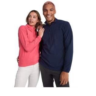 Micropolaire avec demi-fermeture zippée au niveau du cou et du menton. Poignets avec bordure élastique assortie. Étiquette détachable. Le mannequin mesure 190 cm et porte la taille L. Micropolaire avec demi-fermeture zippée au niveau du cou et du menton. Poignets avec bordure élastique assortie. Étiquette détachable. Le mannequin mesure 190 cm et porte la taille L.