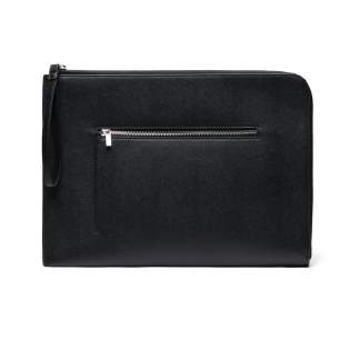 Schützen Sie Ihren Laptop mit Stil. Diese Tasche vereint ein elegantes Design mit durchdachter Funktionalität. Die beidseitige Öffnung ermöglicht einen einfachen Zugriff aus verschiedenen Winkeln, sodass Sie Ihren Laptop schnell verstauen oder herausnehmen können. An der Außenseite befindet sich eine praktische Tasche für Zubehör, das Sie so immer griffbereit haben. Passend für die meisten Laptops bis zu einer Größe von 14 Zoll. Bitte beachten Sie: Die Abmessungen des Displays können von den Abmessungen des Laptops abweichen. Zertifiziert durch RCS (Recycled Claim Standard). Die RCS-Zertifizierung garantiert, dass die gesamte Lieferkette der recycelten Materialien zertifiziert ist. Der Gesamtanteil an recycelten Materialien basiert auf dem Gesamtgewicht des Produkts. Dieses Produkt enthält 41% RCS-zertifiziert recyceltes Polyester.<br /><br />FitsLaptopTabletSizeInches: 14.0