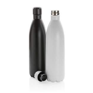Steigern Sie Ihre tägliche Wasseraufnahme mit dieser einfarbigen, vakuumisolierten Edelstahlflasche. Die Flasche hält gekühlte Getränke bis zu 15 Stunden kalt und heiße Getränke bis zu 5 Stunden warm. Da sie in die in die meisten Getränkehalter passt... Steigern Sie Ihre tägliche Wasseraufnahme mit dieser einfarbigen, vakuumisolierten Edelstahlflasche. Die Flasche hält gekühlte Getränke bis zu 15 Stunden kalt und heiße Getränke bis zu 5 Stunden warm. Da sie in die in die meisten Getränkehalter passt...
