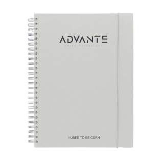 WoW! Bloc-notes au format A5. Avec environ 100 feuilles / 200 pages de papier ligné (80 g/m²), une solide reliure spirale métallique et un élastique de fermeture. La couverture rigide est composée à 15% de déchets agricoles et organiques tels que les tomates, les poivrons, les plantes et les oignons. Ces déchets sont mélangés avec du papier recyclé d'origine européenne. Un carnet pratique pour prendre des notes et noter des idées. WoW! Bloc-notes au format A5. Avec environ 100 feuilles / 200 pages de papier ligné (80 g/m²), une solide reliure spirale métallique et un élastique de fermeture. La couverture rigide est composée à 15% de déchets agricoles et organiques tels que les tomates, les poivrons, les plantes et les oignons. Ces déchets sont mélangés avec du papier recyclé d'origine européenne. Un carnet pratique pour prendre des notes et noter des idées.