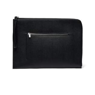 Schützen Sie Ihren Laptop mit Stil. Diese Tasche vereint ein elegantes Design mit durchdachter Funktionalität. Die beidseitige Öffnung ermöglicht einen einfachen Zugriff aus verschiedenen Winkeln, sodass Sie Ihren Laptop schnell verstauen oder herausnehmen können. An der Außenseite befindet sich eine praktische Tasche für Zubehör, das Sie so immer griffbereit haben. Passend für die meisten Laptops bis zu einer Größe von 16 Zoll. Bitte beachten Sie: Die Abmessungen des Displays können von den Abmessungen des Laptops abweichen. Zertifiziert durch RCS (Recycled Claim Standard). Die RCS-Zertifizierung garantiert, dass die gesamte Lieferkette der recycelten Materialien zertifiziert ist. Der Gesamtanteil an recycelten Materialien basiert auf dem Gesamtgewicht des Produkts. Dieses Produkt enthält 41% RCS-zertifiziert recyceltes Polyester.<br /><br />FitsLaptopTabletSizeInches: 16.0