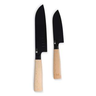 Das InSideOut Santoku-Messer-Set vereint Funktionalität und Stil und ist damit eine hervorragende Ergänzung für jede Küche. Die auf Präzision ausgelegten Santoku-Messer eignen sich perfekt zum hauchdünnen Schneiden und feinen Hacken von Obst und Gemüse. Die hohen Klingen bieten eine ausgezeichnete Kontrolle, während die Rillen auf der Klinge die Reibung verringern und so das Schneiden selbst großer Produkte erleichtern.
Das Besondere an diesem Set sind die markanten schwarzen Klingen in Kombination mit den eleganten Griffen aus FSC-zertifiziertem Buchenholz, die für einen modernen, raffinierten Look sorgen. Das Set besteht aus zwei Messern, einem 30-cm- und einem 24-cm-Messer, die elegant in einer luxuriösen Geschenkbox verpackt sind - perfekt zum Verschenken oder für den persönlichen Gebrauch.die Verwendung in der Spülmaschine wird nicht empfohlen.
Das InSideOut Santoku-Messer-Set vereint Funktionalität und Stil und ist damit eine hervorragende Ergänzung für jede Küche. Die auf Präzision ausgelegten Santoku-Messer eignen sich perfekt zum hauchdünnen Schneiden und feinen Hacken von Obst und Gemüse. Die hohen Klingen bieten eine ausgezeichnete Kontrolle, während die Rillen auf der Klinge die Reibung verringern und so das Schneiden selbst großer Produkte erleichtern.
Das Besondere an diesem Set sind die markanten schwarzen Klingen in Kombination mit den eleganten Griffen aus FSC-zertifiziertem Buchenholz, die für einen modernen, raffinierten Look sorgen. Das Set besteht aus zwei Messern, einem 30-cm- und einem 24-cm-Messer, die elegant in einer luxuriösen Geschenkbox verpackt sind - perfekt zum Verschenken oder für den persönlichen Gebrauch.die Verwendung in der Spülmaschine wird nicht empfohlen.