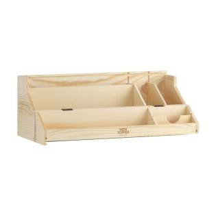 Rackpack Desk Topper: Weinkiste und Schreibtisch-Organizer in einem. Eine Weinkiste und ein Schreibtisch-Organizer in einem. Das Modell Desk Topper kann in einen Schreibtisch-Organizer umgewandelt werden. Der Deckel kann zur Unterteilung der Fächer verwendet werden. Sehr praktisch, um seine Sachen zusammenzuhalten. Ein idealer Organizer für Ihren Schreibtisch, für in die Küche oder Ihr Schlafzimmer. Rackpack: eine Wein-Geschenkbox aus Kiefernholz mit einem neuen, zweiten Leben! • geeignet für eine Flasche Wein • Wein nicht inklusive. Wird einzeln in einem Kraftkarton geliefert. Rackpack Desk Topper: Weinkiste und Schreibtisch-Organizer in einem. Eine Weinkiste und ein Schreibtisch-Organizer in einem. Das Modell Desk Topper kann in einen Schreibtisch-Organizer umgewandelt werden. Der Deckel kann zur Unterteilung der Fächer verwendet werden. Sehr praktisch, um seine Sachen zusammenzuhalten. Ein idealer Organizer für Ihren Schreibtisch, für in die Küche oder Ihr Schlafzimmer. Rackpack: eine Wein-Geschenkbox aus Kiefernholz mit einem neuen, zweiten Leben! • geeignet für eine Flasche Wein • Wein nicht inklusive. Wird einzeln in einem Kraftkarton geliefert.