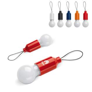 La lampe peut facilement être attachée à un porte-clés ou à un sac. Vous pouvez allumer la lumière en tirant simplement sur la lampe. La lampe a 1 LED qui fournit 10 lumens et est fabriquée en ABS.