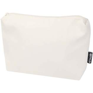 La pochette de toilette Trip Aware™ recyclée est une solution compacte et simple pour transporter les objets essentiels au quotidien. Fabriquée en polyester sergé 290D avec un support tricoté et doublé de RPET 210D/PU, elle présente un design épuré et minimaliste. Le compartiment principal offre de l’espace pour les articles de toilette ou les petits objets, ce qui le rend idéal pour les voyages courts ou l’organisation en déplacement. Chaque sac est également accompagné d'un traceur Aware™. Cette fonction innovante permet aux utilisateurs de retracer l'origine et le parcours de leur article au moyen d'un code QR, ce qui accroît la transparence de la chaîne d'approvisionnement et favorise un lien plus étroit entre le produit et son processus de production. Capacité : 2 litres.