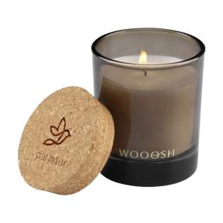 Decoratieve Wooosh geurkaars gegoten in een mooi gepolijst glas met een kurken deksel. Deze kaars zorgt direct voor een aangename geur en creëert een rustige sfeer. De geurkaars is gemaakt van was, waarvan 5% eco-vriendelijke sojawas, met een toevoeging van 5% geurolie. Zodra je de kaars aansteekt ervaar je harmonie en natuur. Deze kruidige geursensatie draagt bij aan rust en ontspanning tijdens het uitoefenen van yoga en meditatie, in een wellness ruimte of in je badkamer en is tegelijkertijd verfrissend. Deze luxe geurkaars past in elke omgeving en heeft maar liefst 32 branduren. Als je de kaars voor de eerste keer aansteekt, laat de bovenste waslaag dan helemaal smelten. Dit zorgt voor een gelijkmatige verbranding en een ultieme geurbeleving. Het perfecte cadeau voor elke gelegenheid. Per stuk in een luxe Wooosh geschenkverpakking. Decoratieve Wooosh geurkaars gegoten in een mooi gepolijst glas met een kurken deksel. Deze kaars zorgt direct voor een aangename geur en creëert een rustige sfeer. De geurkaars is gemaakt van was, waarvan 5% eco-vriendelijke sojawas, met een toevoeging van 5% geurolie. Zodra je de kaars aansteekt ervaar je harmonie en natuur. Deze kruidige geursensatie draagt bij aan rust en ontspanning tijdens het uitoefenen van yoga en meditatie, in een wellness ruimte of in je badkamer en is tegelijkertijd verfrissend. Deze luxe geurkaars past in elke omgeving en heeft maar liefst 32 branduren. Als je de kaars voor de eerste keer aansteekt, laat de bovenste waslaag dan helemaal smelten. Dit zorgt voor een gelijkmatige verbranding en een ultieme geurbeleving. Het perfecte cadeau voor elke gelegenheid. Per stuk in een luxe Wooosh geschenkverpakking.