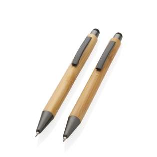 Deze modern ogende pennenset met balpen en potlood is gemaakt van FSC®-gecertificeerd bamboe. De pen heeft een schrijfvulling van 800 m met blauwe Duitse inkt en het potlood heeft een stift van 0,7 mm. Verpakt in FSC®-gecertificeerde geschenkdoos.